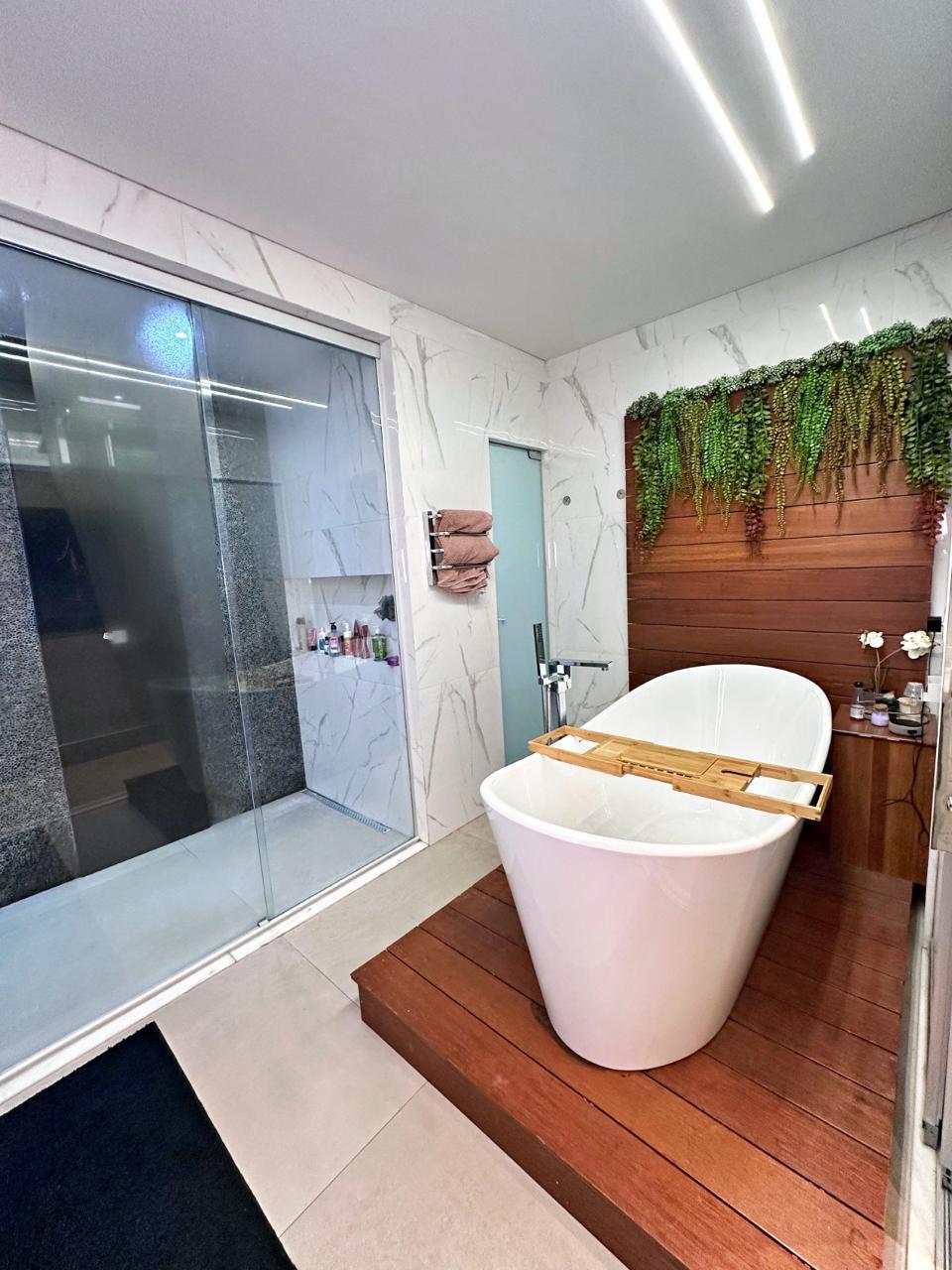 Sobrado de Alto Padrão Mobiliado – 5 Suítes – 293m² – Design Moderno