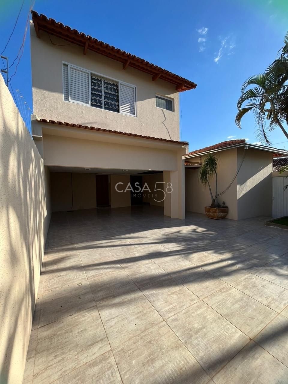 Sobrado de Luxo à Venda no Setor Santa Genoveva. 5 quarto sendo 4 suítes