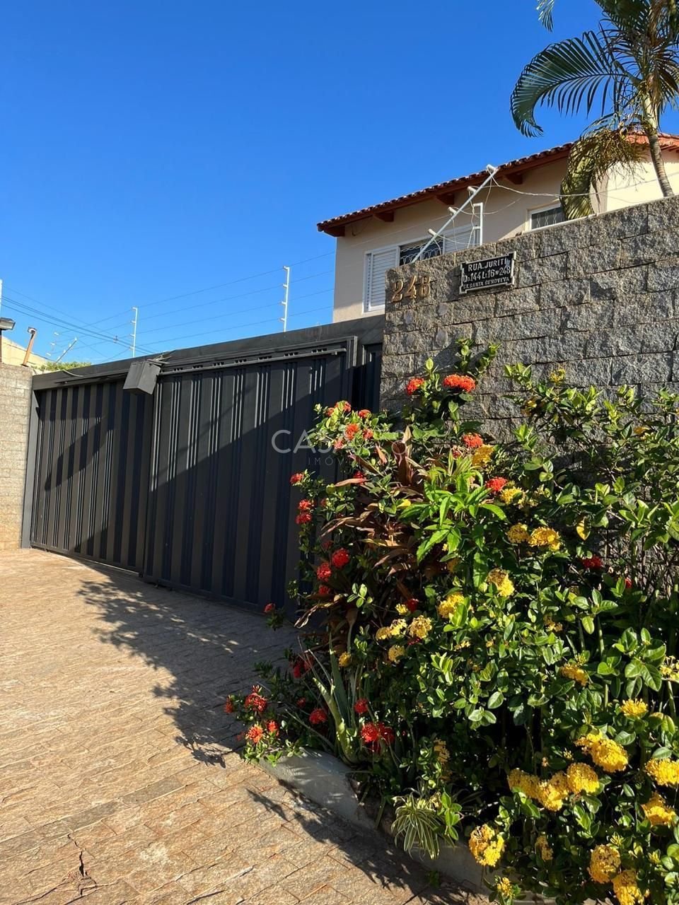 Sobrado de Luxo à Venda no Setor Santa Genoveva. 5 quarto sendo 4 suítes