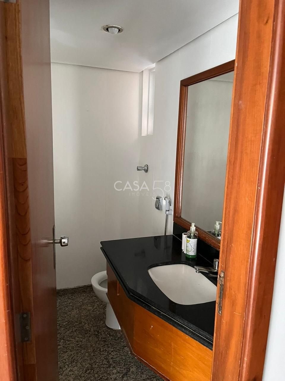 Sobrado de Luxo à Venda no Setor Santa Genoveva. 5 quarto sendo 4 suítes