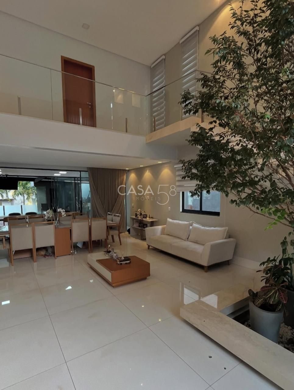 Sobrado de Alto Padrão Semi Mobiliado à Venda com 3 Suítes, Piscina Aquecida