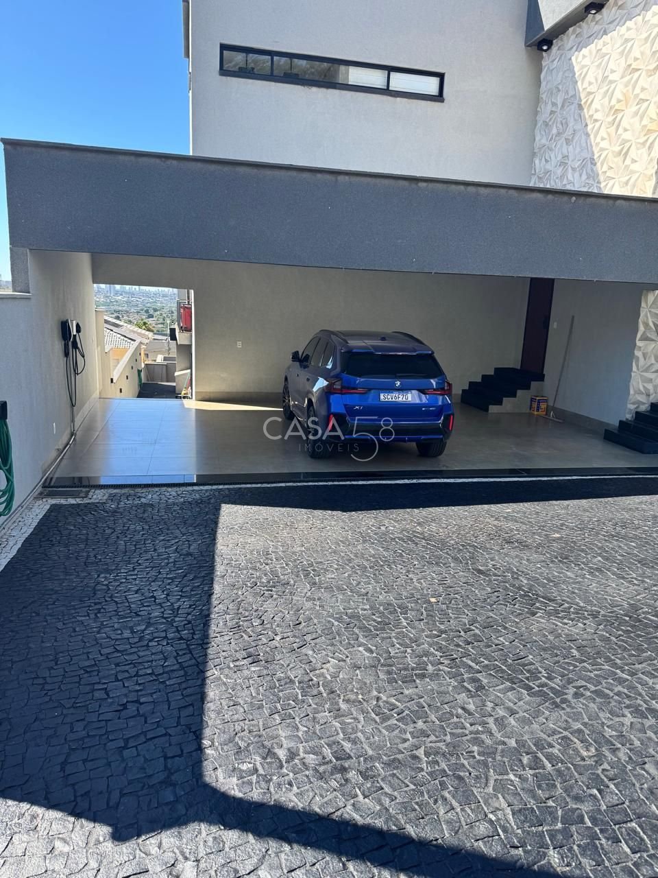 Sobrado de Alto Padrão Semi Mobiliado à Venda com 3 Suítes, Piscina Aquecida