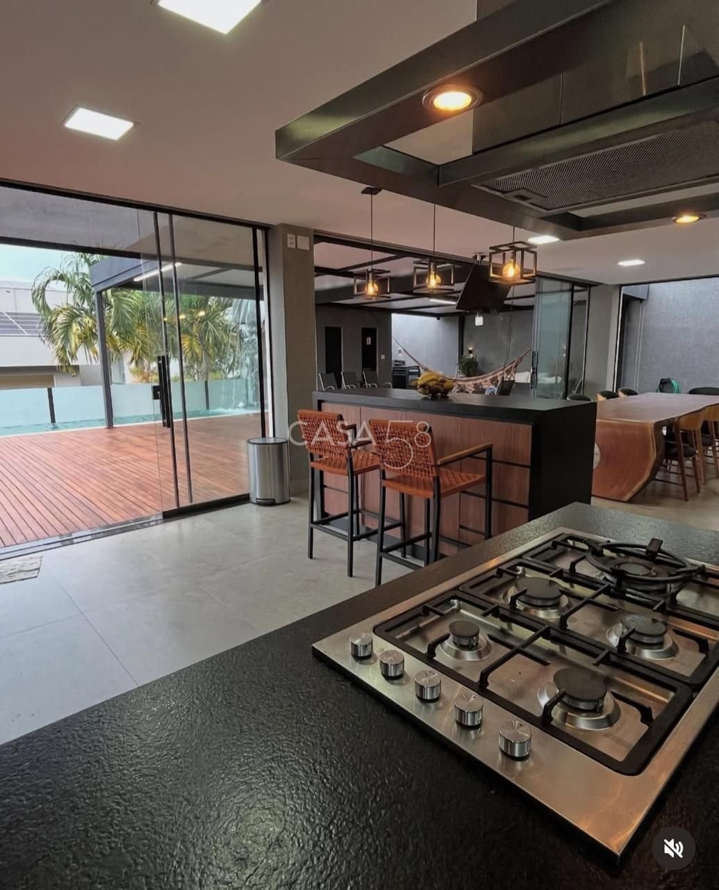 Sobrado de Alto Padrão Semi Mobiliado à Venda com 3 Suítes, Piscina Aquecida