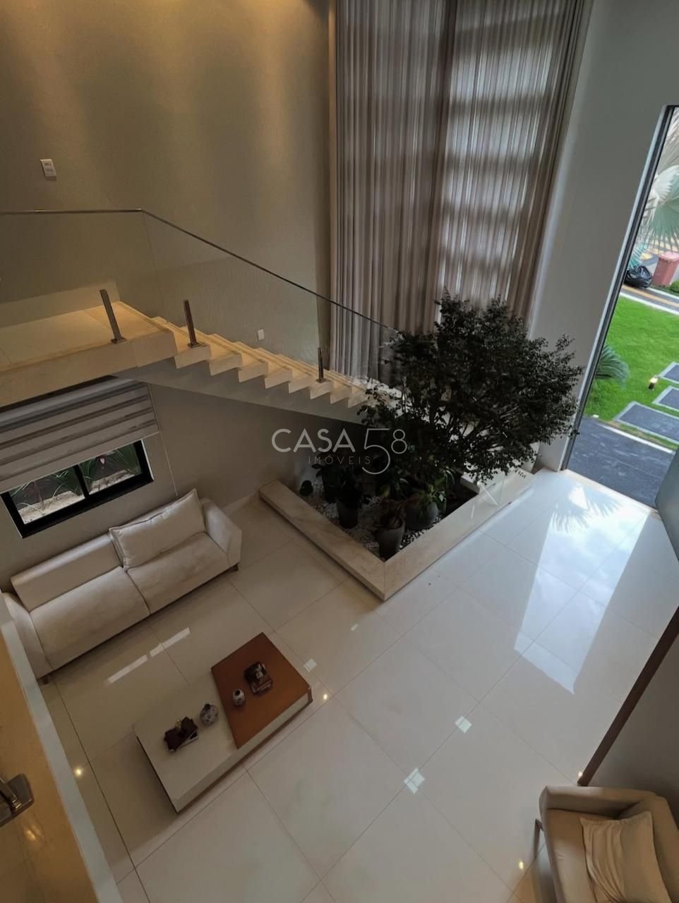 Sobrado de Alto Padrão Semi Mobiliado à Venda com 3 Suítes, Piscina Aquecida