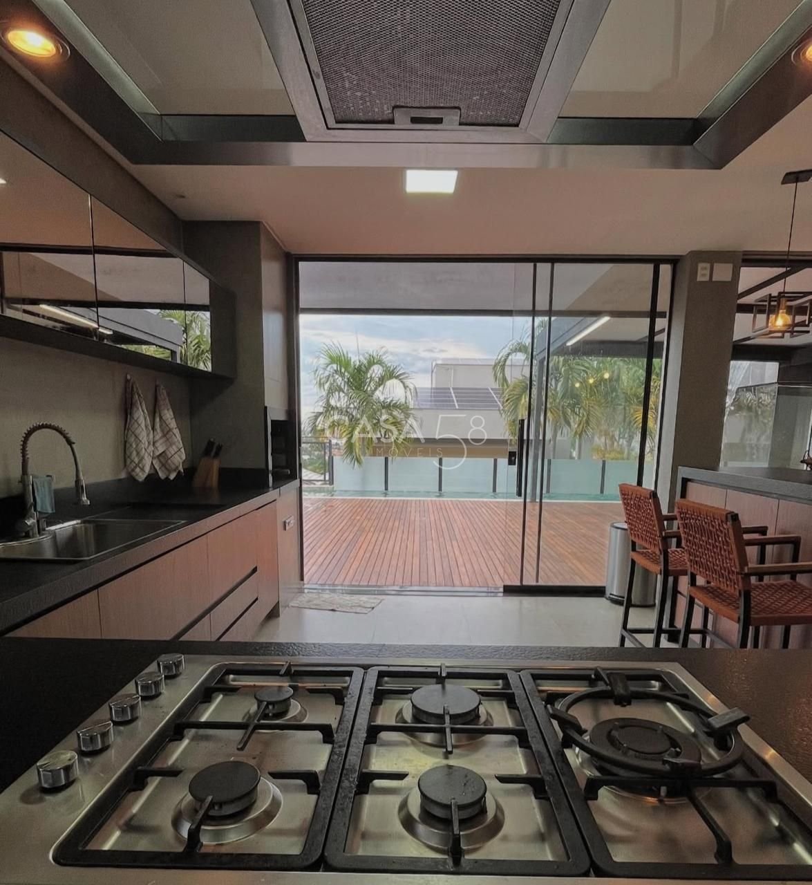 Sobrado de Alto Padrão Semi Mobiliado à Venda com 3 Suítes, Piscina Aquecida