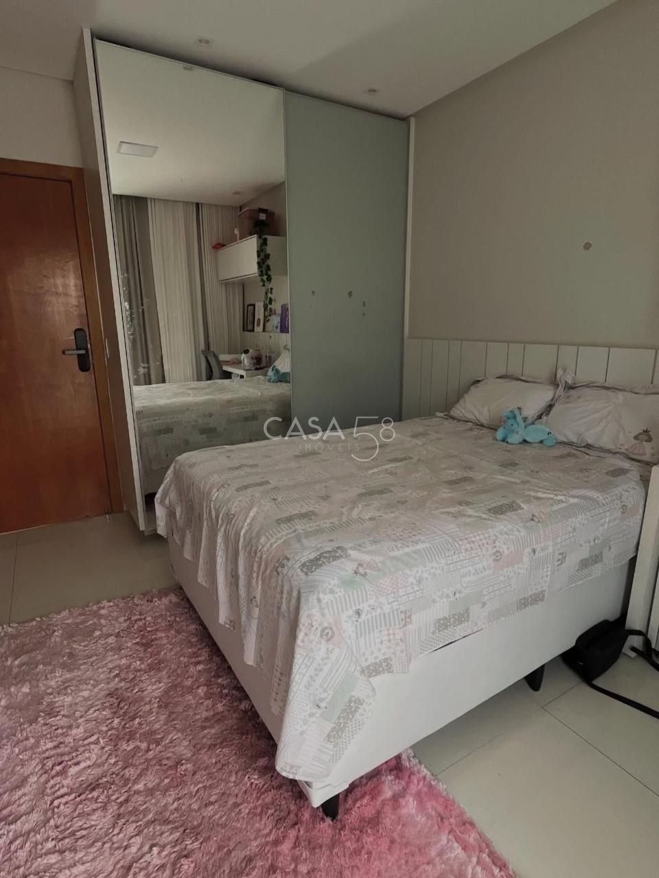 Sobrado de Alto Padrão Semi Mobiliado à Venda com 3 Suítes, Piscina Aquecida