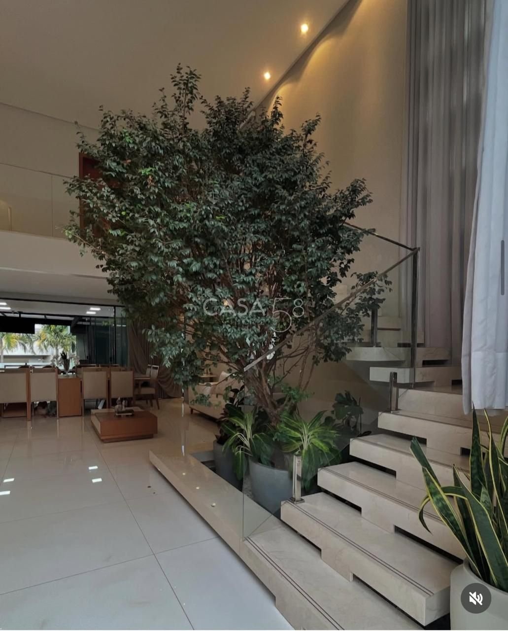 Sobrado de Alto Padrão Semi Mobiliado à Venda com 3 Suítes, Piscina Aquecida