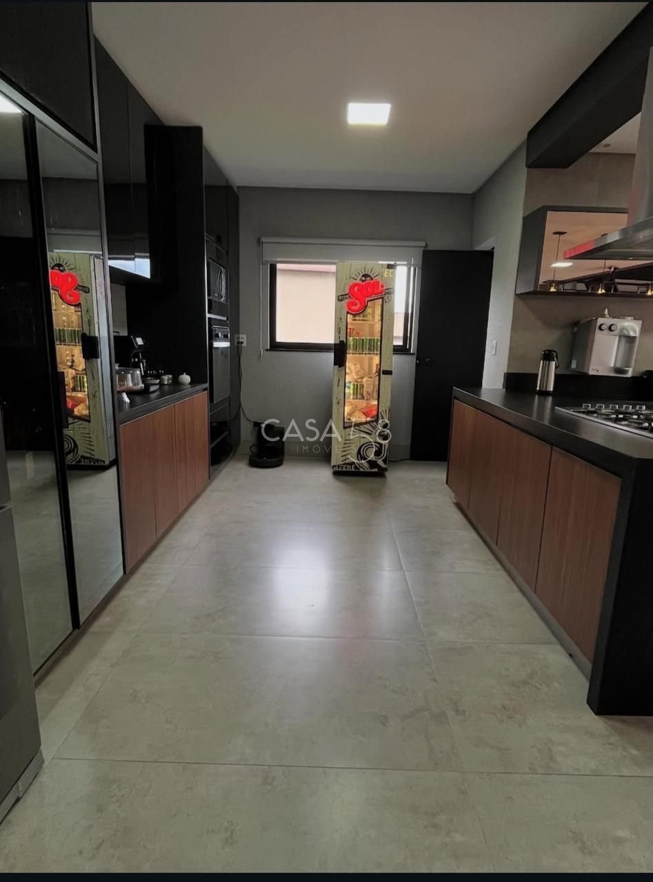 Sobrado de Alto Padrão Semi Mobiliado à Venda com 3 Suítes, Piscina Aquecida