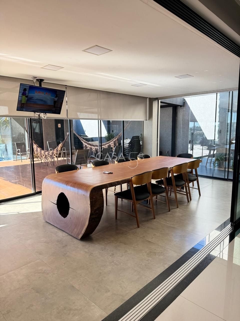 Sobrado de Alto Padrão Semi Mobiliado à Venda com 3 Suítes, Piscina Aquecida