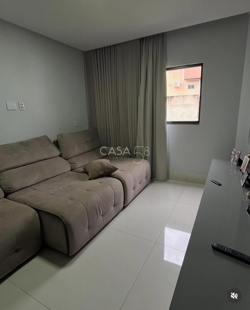 Sobrado de Alto Padrão Semi Mobiliado à Venda com 3 Suítes, Piscina Aquecida