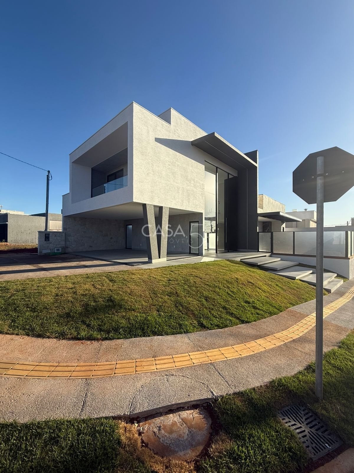 Sobrado de Esquina no Jardins Capri | Novo | 4 Quartos (3 Suítes) | Piscina