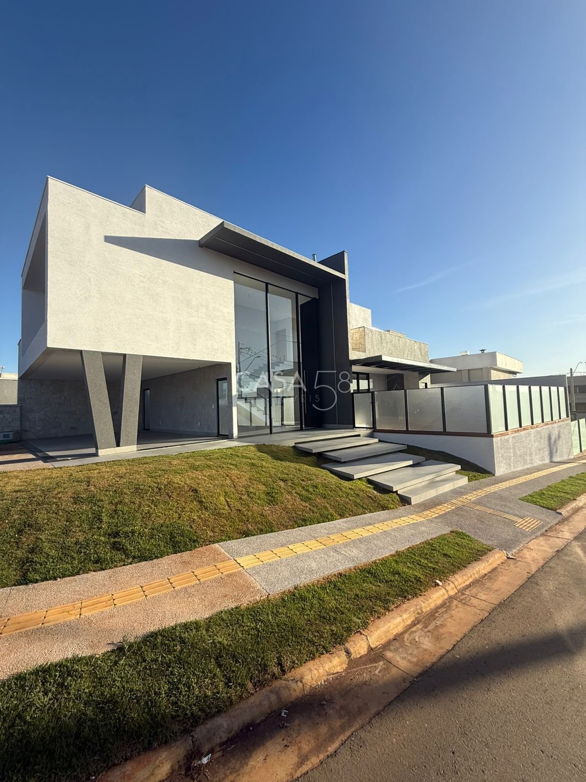 Sobrado de Esquina no Jardins Capri | Novo | 4 Quartos (3 Suítes) | Piscina