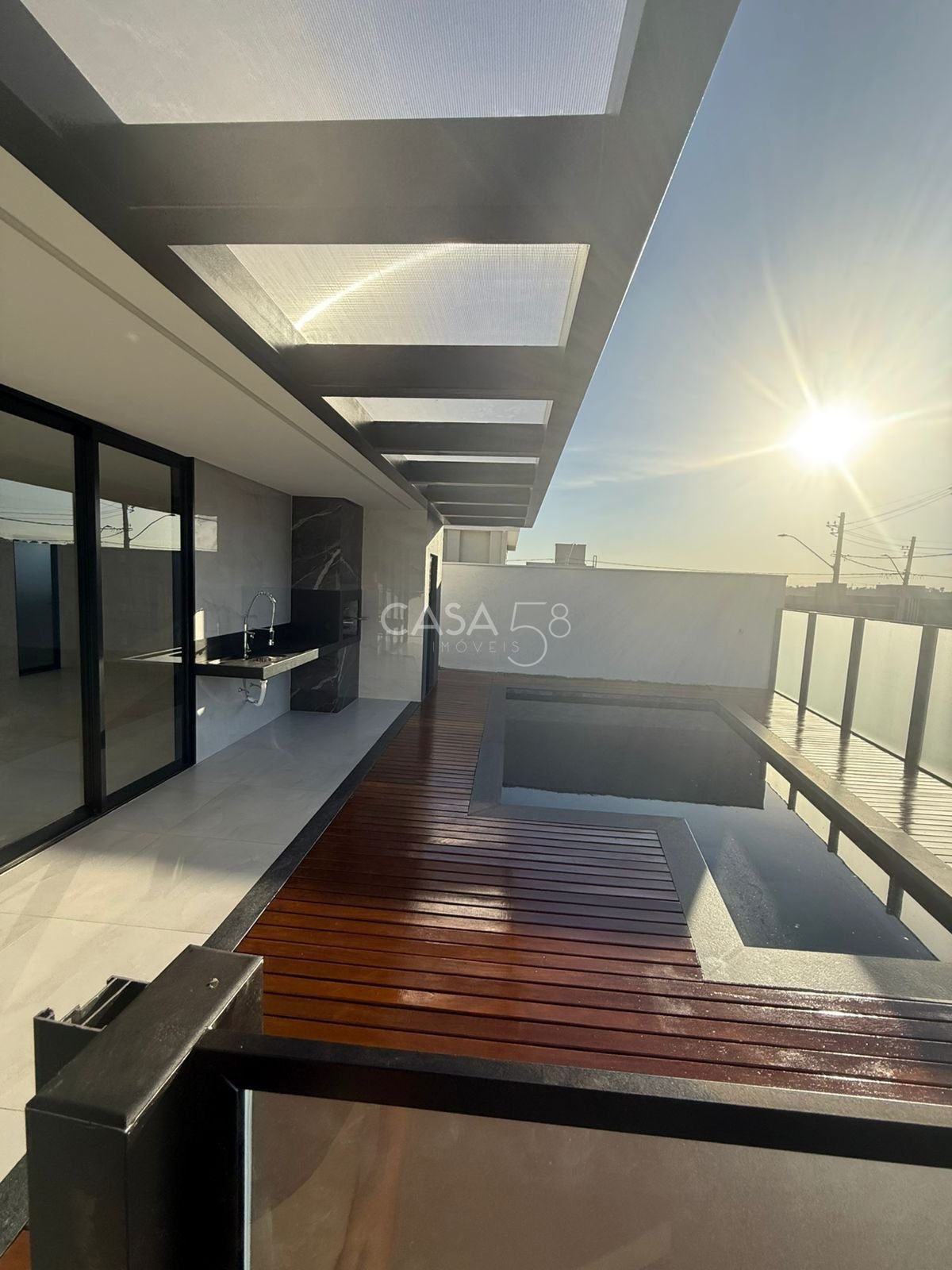 Sobrado de Esquina no Jardins Capri | Novo | 4 Quartos (3 Suítes) | Piscina