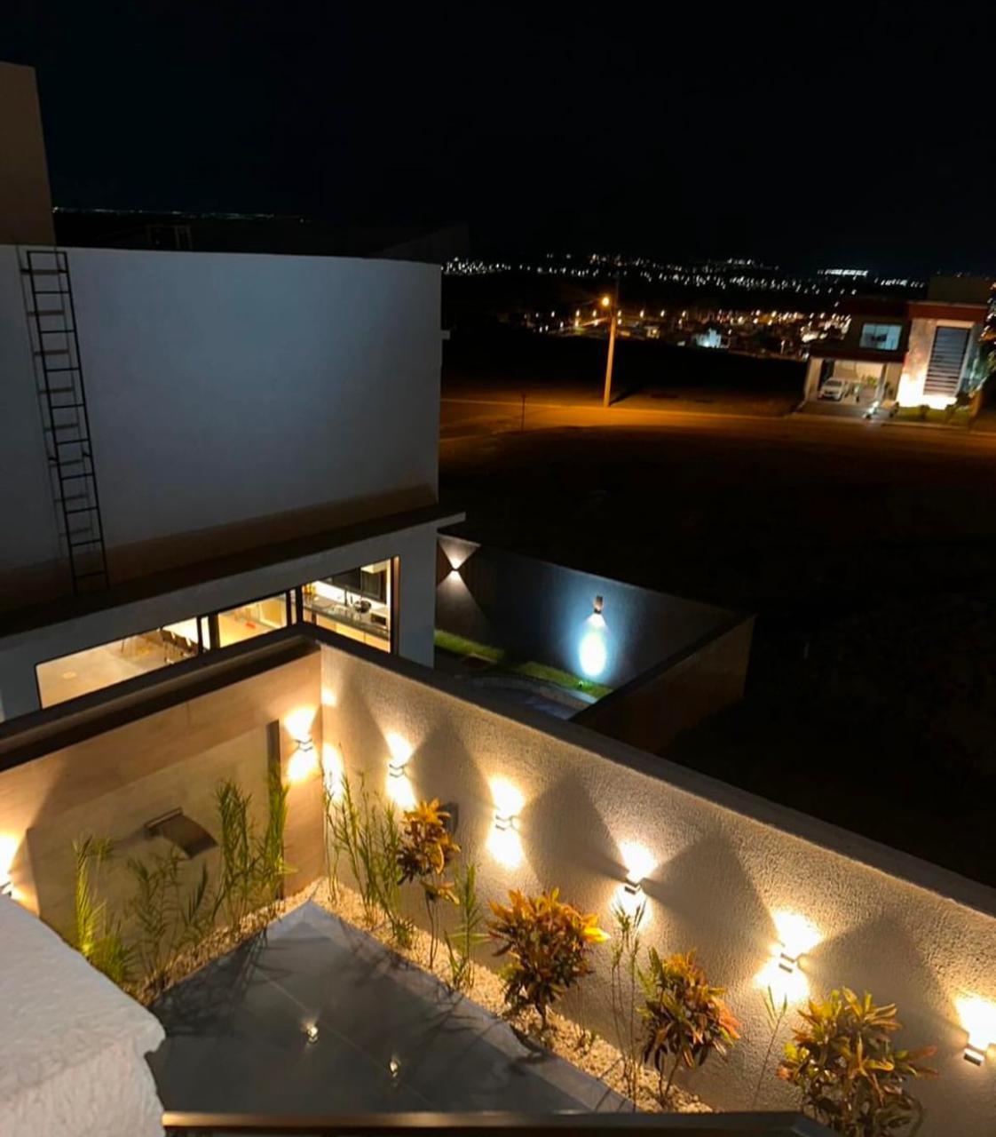 Casa 4 Quartos à Venda - Jardins Nápoles, Senador Canedo - Piscina Aquecida e Semi-Mobiliada