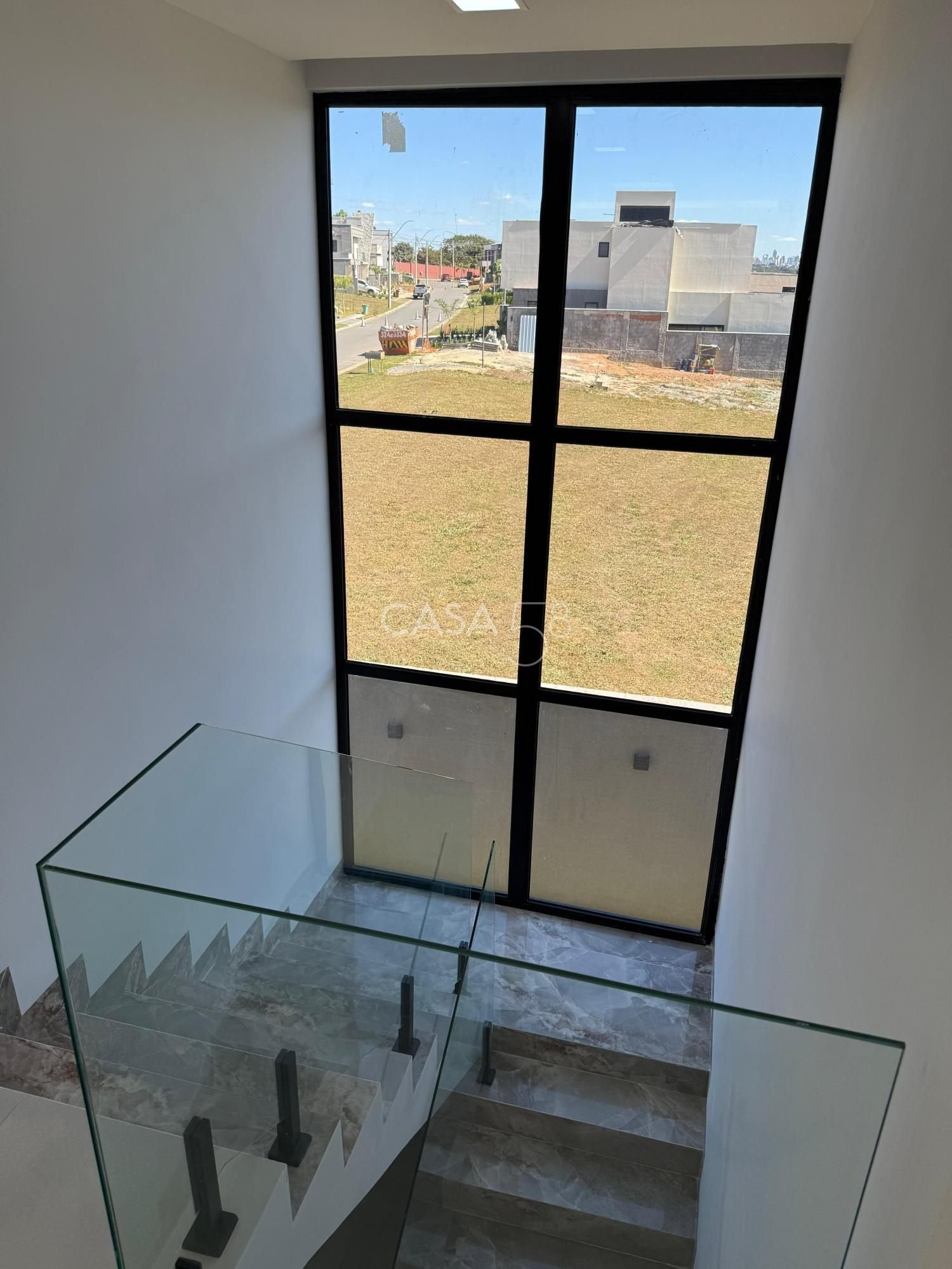 Sobrado no Jardins Porto – 4 Suítes, Frente para Reserva e Vista Permanente