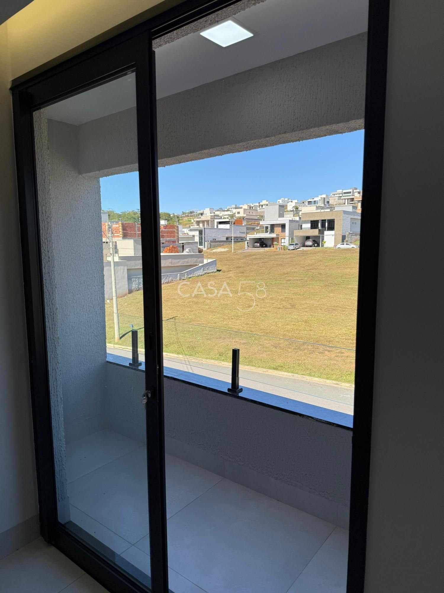 Sobrado no Jardins Porto – 4 Suítes, Frente para Reserva e Vista Permanente