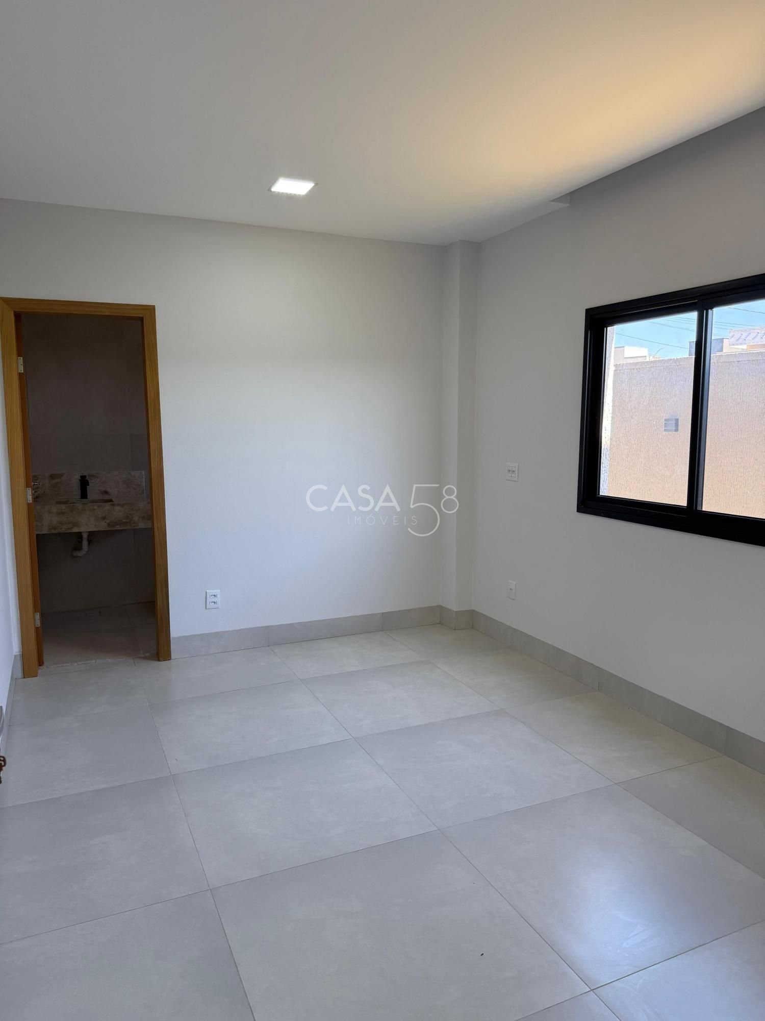 Sobrado no Jardins Porto – 4 Suítes, Frente para Reserva e Vista Permanente