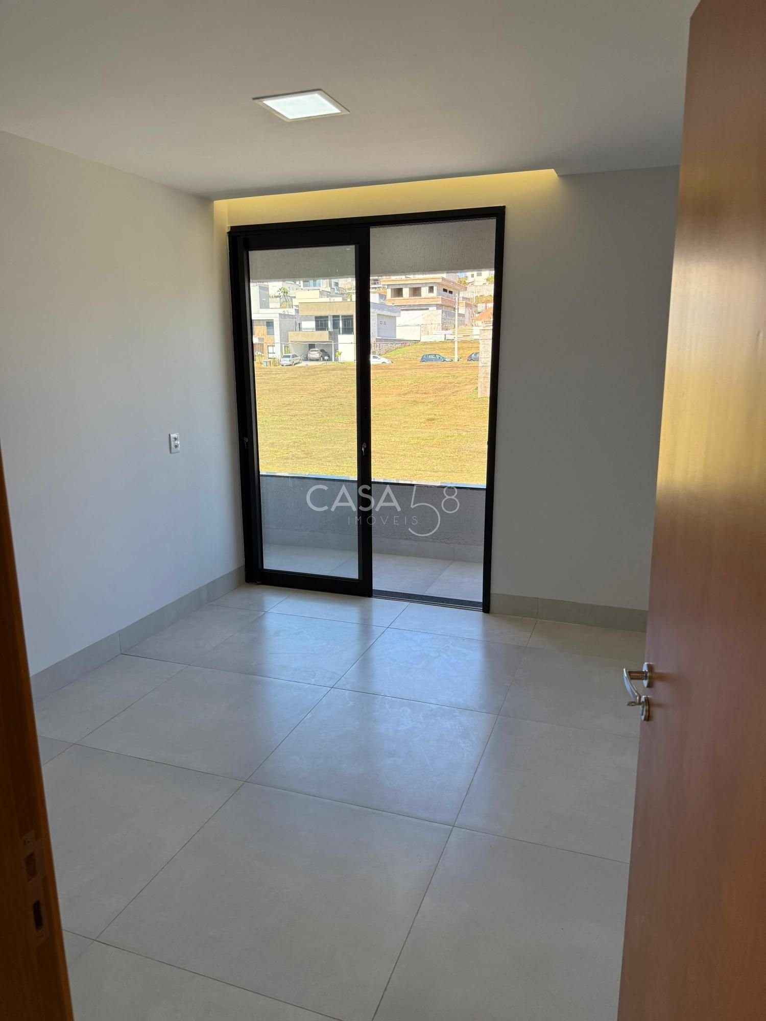 Sobrado no Jardins Porto – 4 Suítes, Frente para Reserva e Vista Permanente