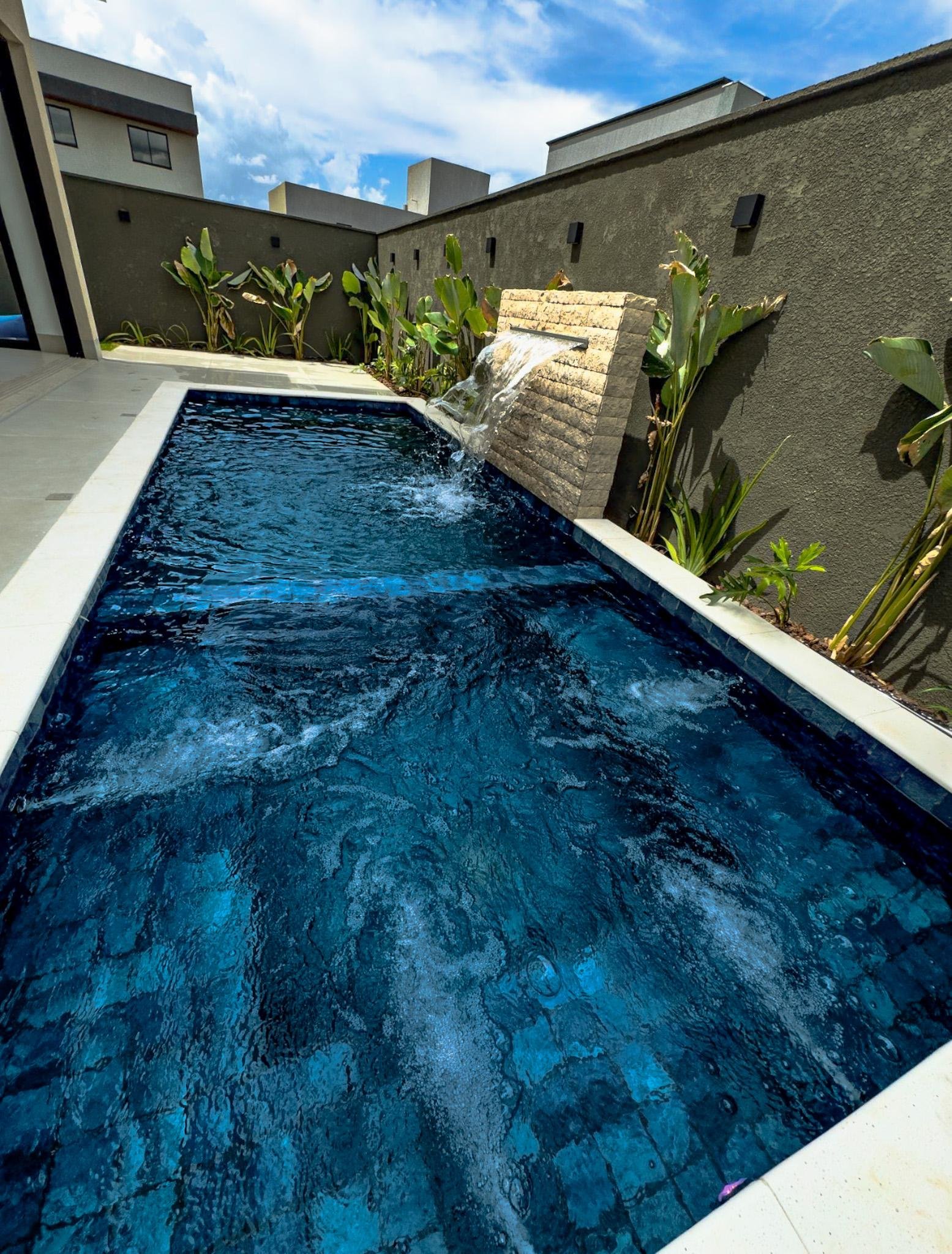 Sobrado Alto Padrão 4 Suítes - Jardins Capri, Senador Canedo - 274m² - R$ 2.000.000