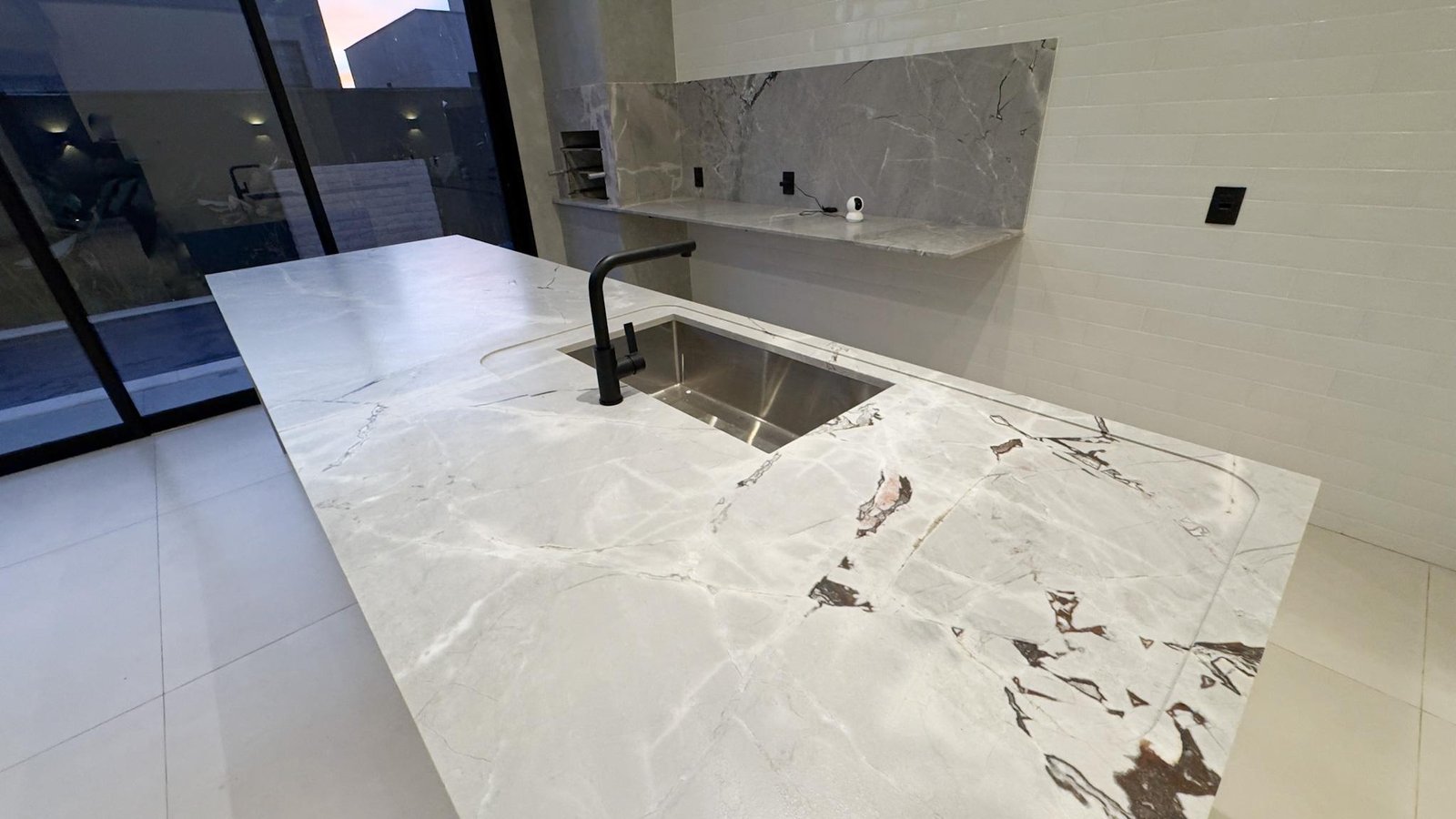 Sobrado Alto Padrão 4 Suítes - Jardins Capri, Senador Canedo - 274m² - R$ 2.000.000