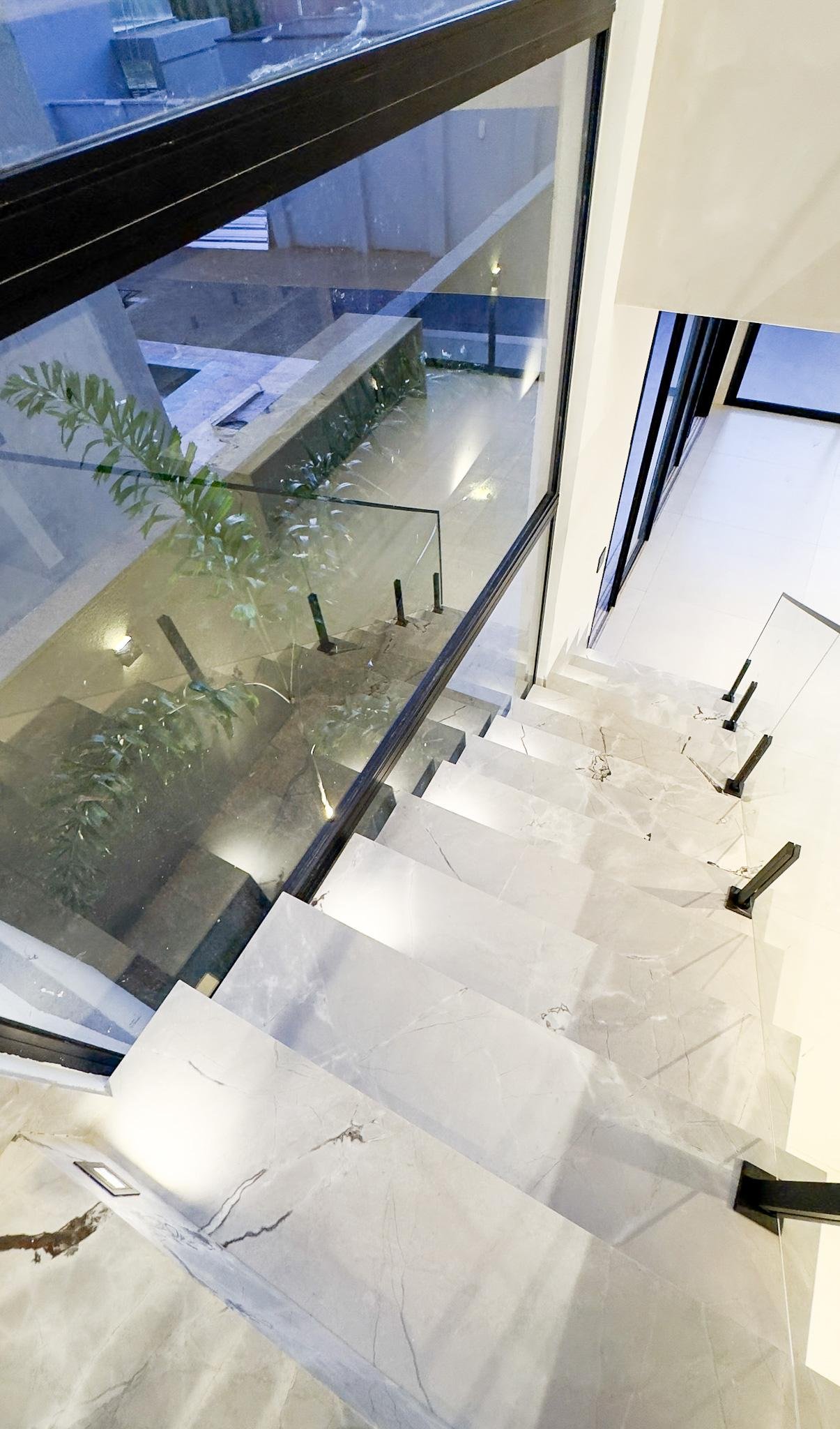 Sobrado Alto Padrão 4 Suítes - Jardins Capri, Senador Canedo - 274m² - R$ 2.000.000