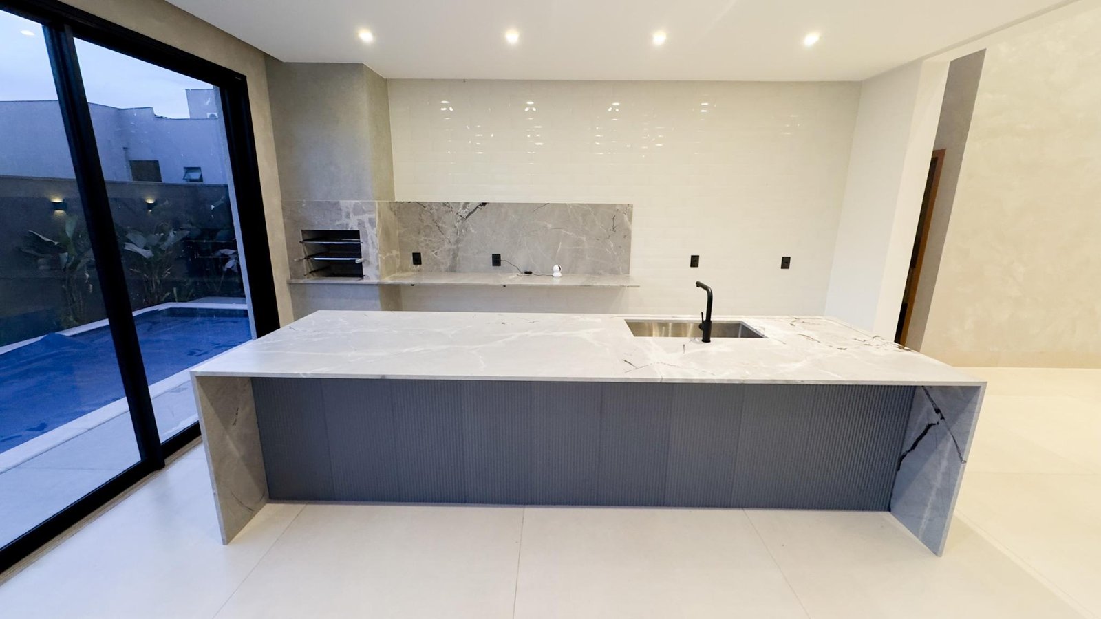 Sobrado Alto Padrão 4 Suítes - Jardins Capri, Senador Canedo - 274m² - R$ 2.000.000