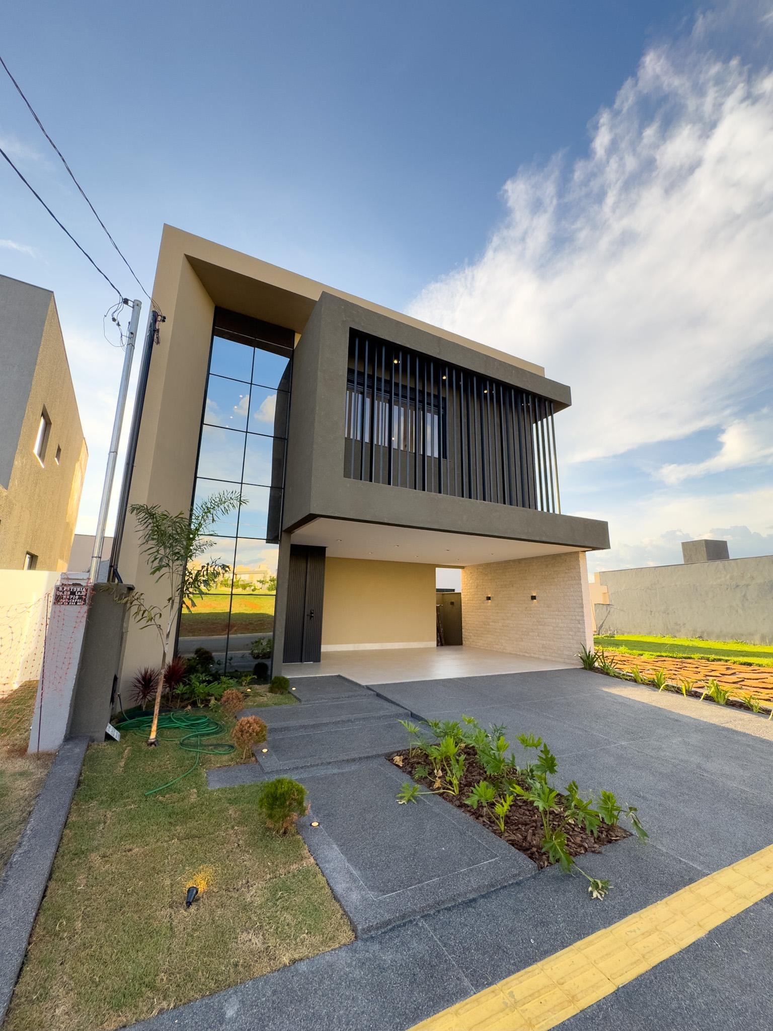 Sobrado Alto Padrão 4 Suítes - Jardins Capri, Senador Canedo - 274m² - R$ 2.000.000