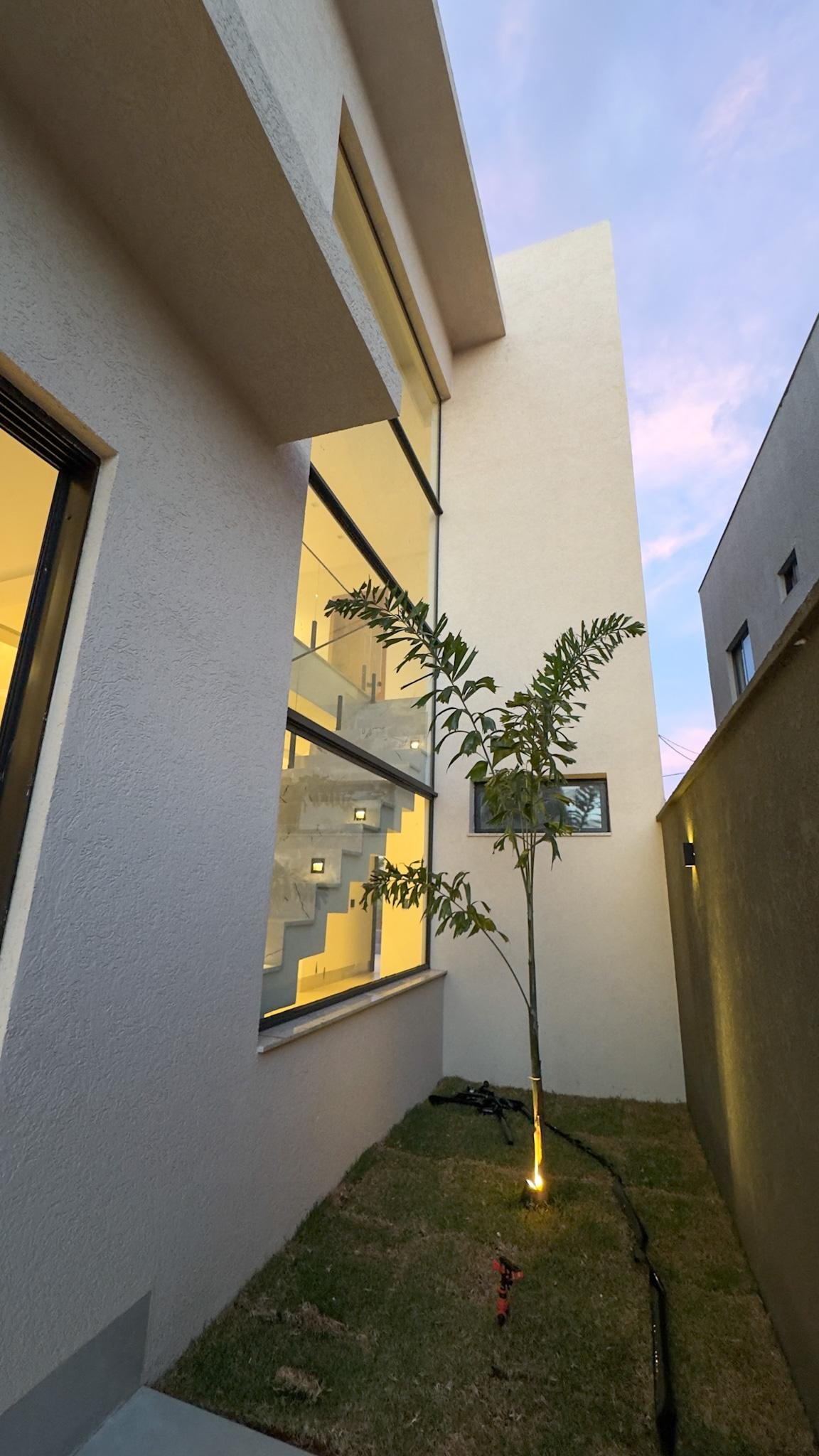 Sobrado Alto Padrão 4 Suítes - Jardins Capri, Senador Canedo - 274m² - R$ 2.000.000