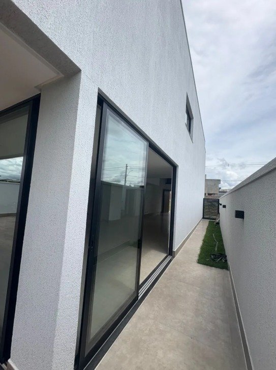 Sobrado Alto Padrão 4 Suítes com Piscina - Jardins Nápoles Senador Canedo