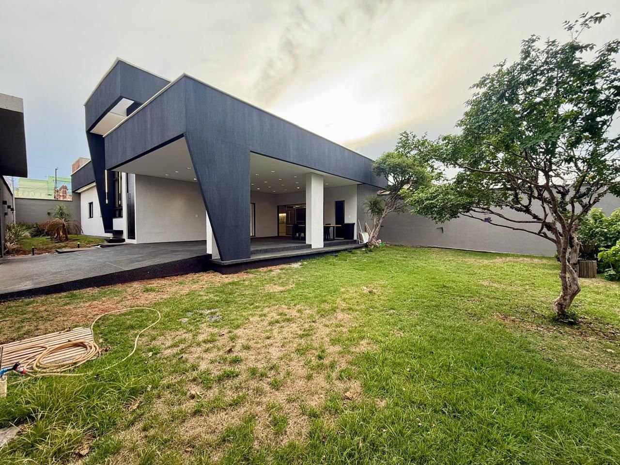 Casa 3 Quartos Semi-Nova Mobiliada Papillon Park - Lote Esquina 407m² - Parque Amazônia