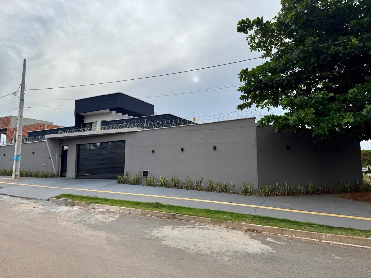 Casa 3 Quartos Semi-Nova Mobiliada Papillon Park - Lote Esquina 407m² - Parque Amazônia