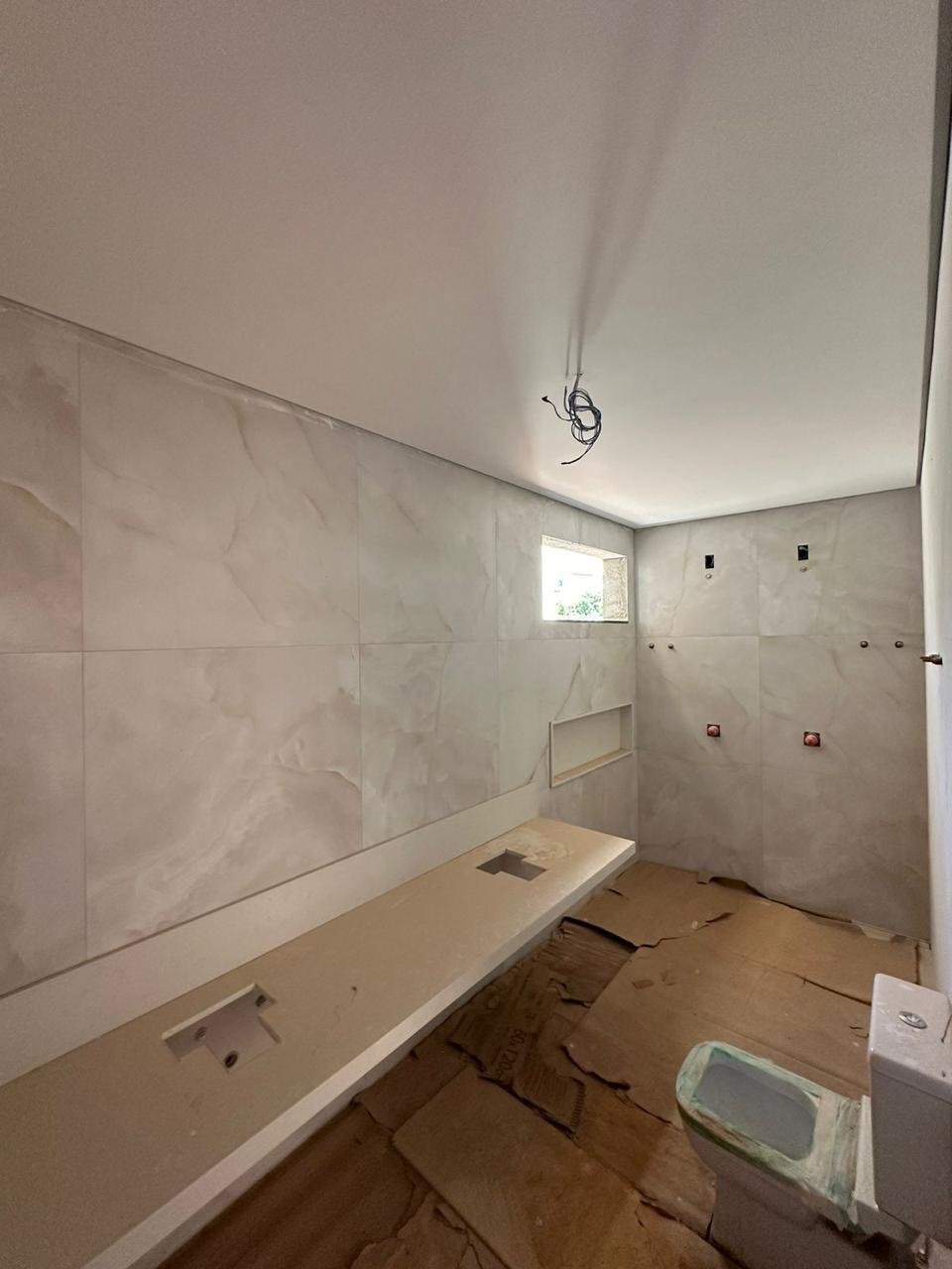 Casa Luxuosa em Construção - 4 Suítes com Área Gourmet e Piscina