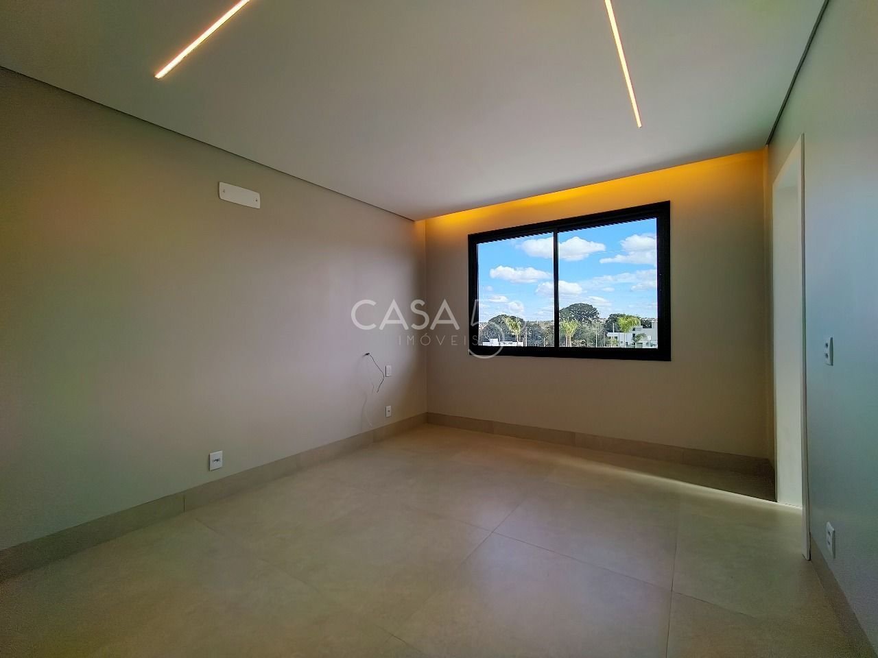 Sobrado Alto Padrão à Venda no Condomínio Jardins Versalhes – 3 Suítes | 212m²