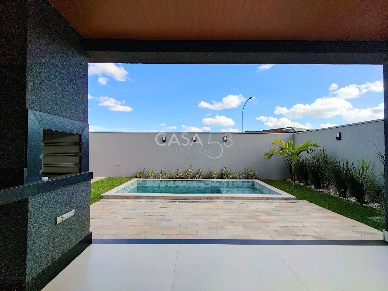 Sobrado Alto Padrão à Venda no Condomínio Jardins Versalhes – 3 Suítes | 212m²