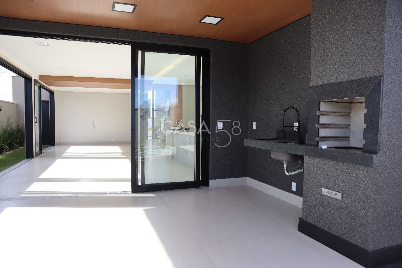 Sobrado Alto Padrão à Venda no Condomínio Jardins Versalhes – 3 Suítes | 212m²