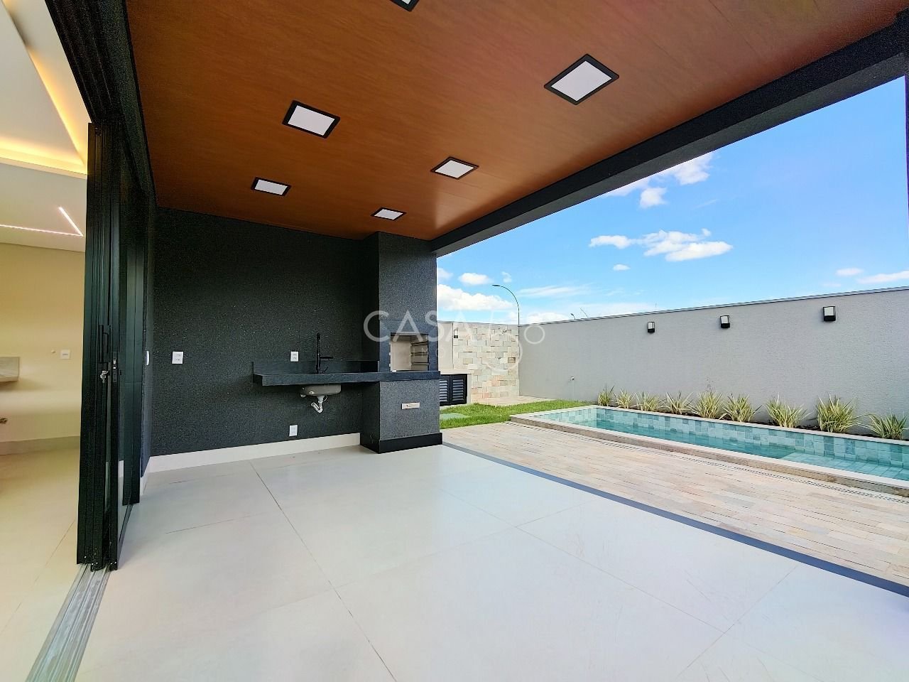 Sobrado Alto Padrão à Venda no Condomínio Jardins Versalhes – 3 Suítes | 212m²