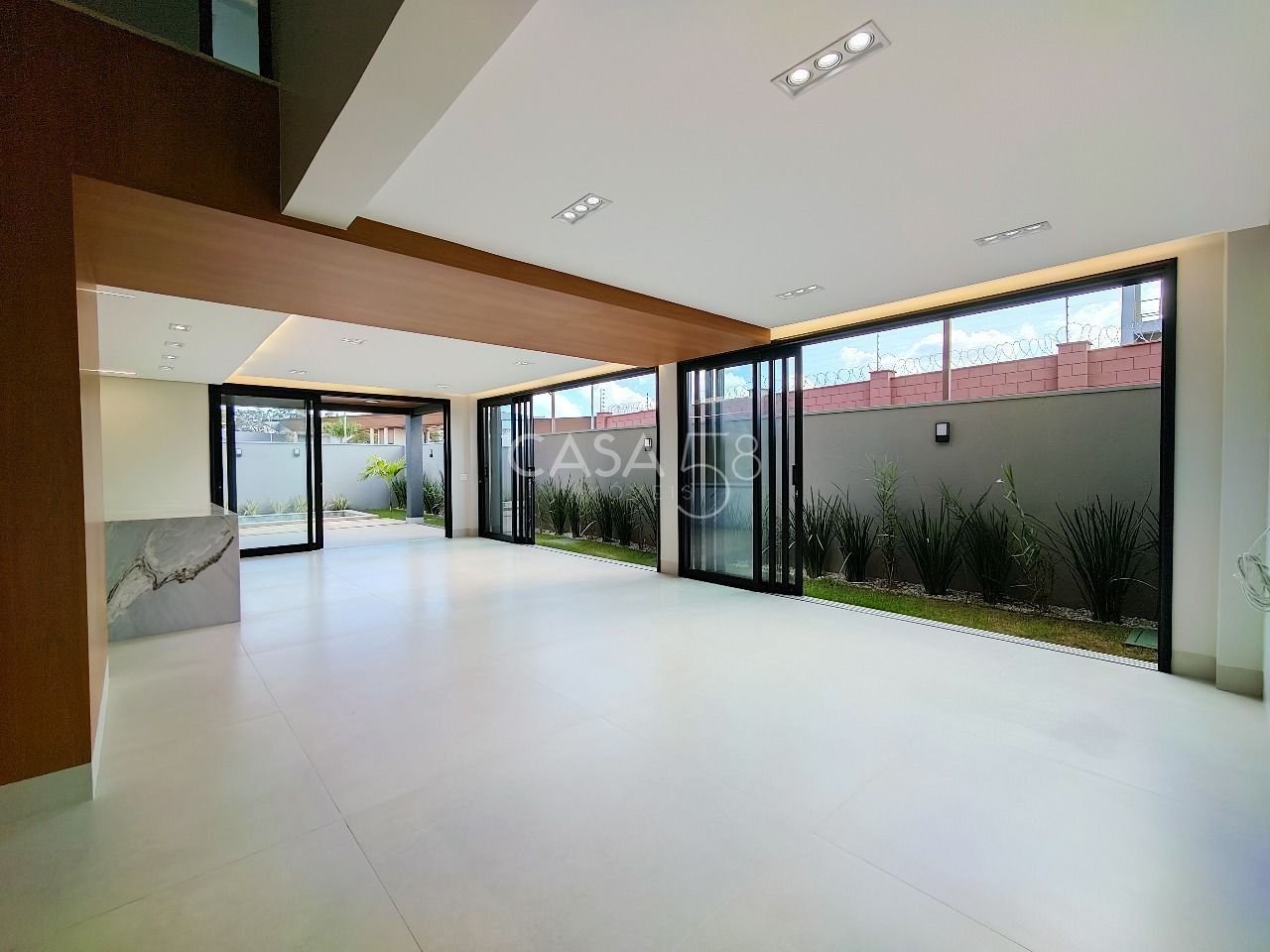 Sobrado Alto Padrão à Venda no Condomínio Jardins Versalhes – 3 Suítes | 212m²